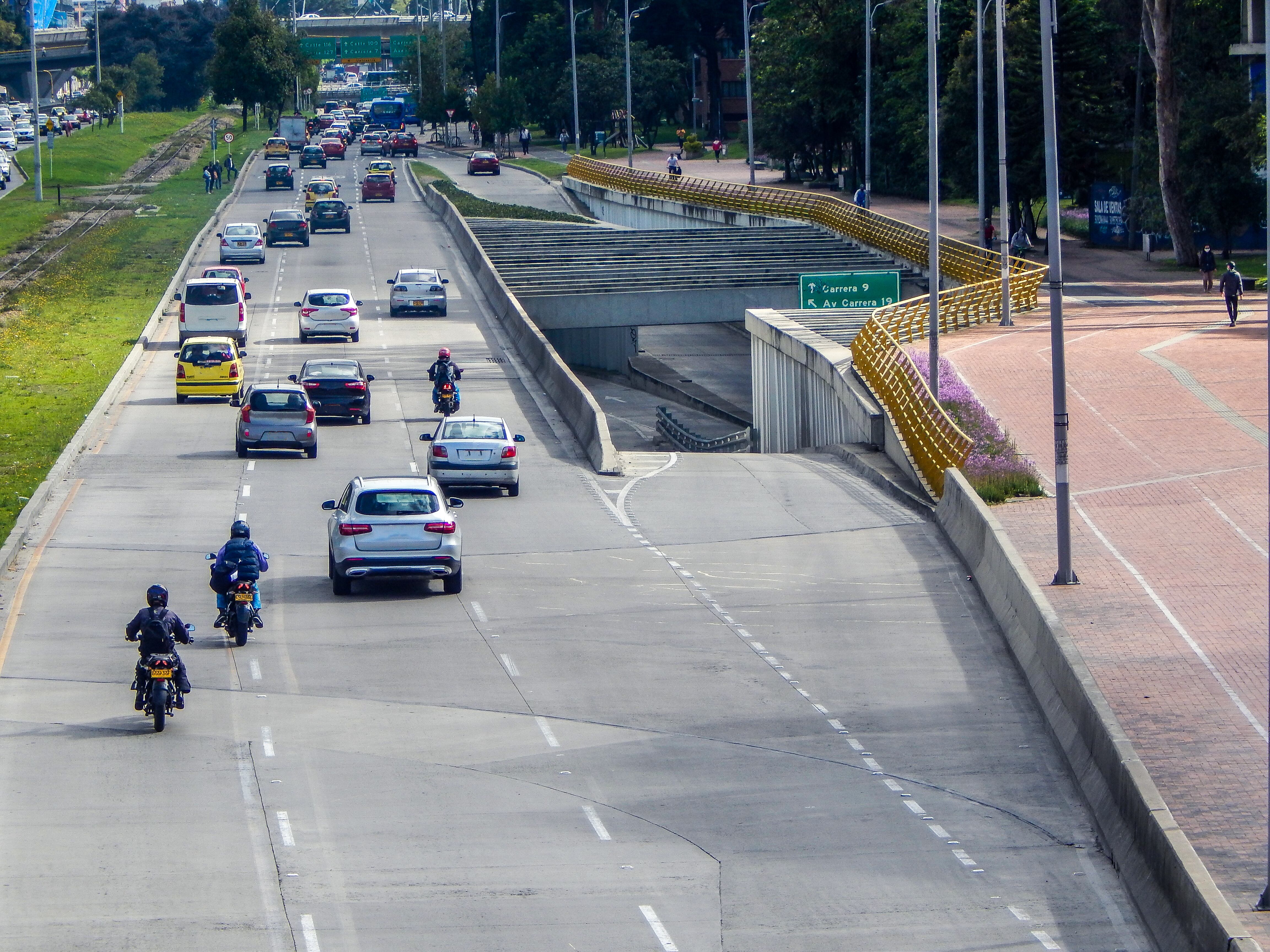 Vehículos en una calle 92 de Bogotá. Vía Getty Images.