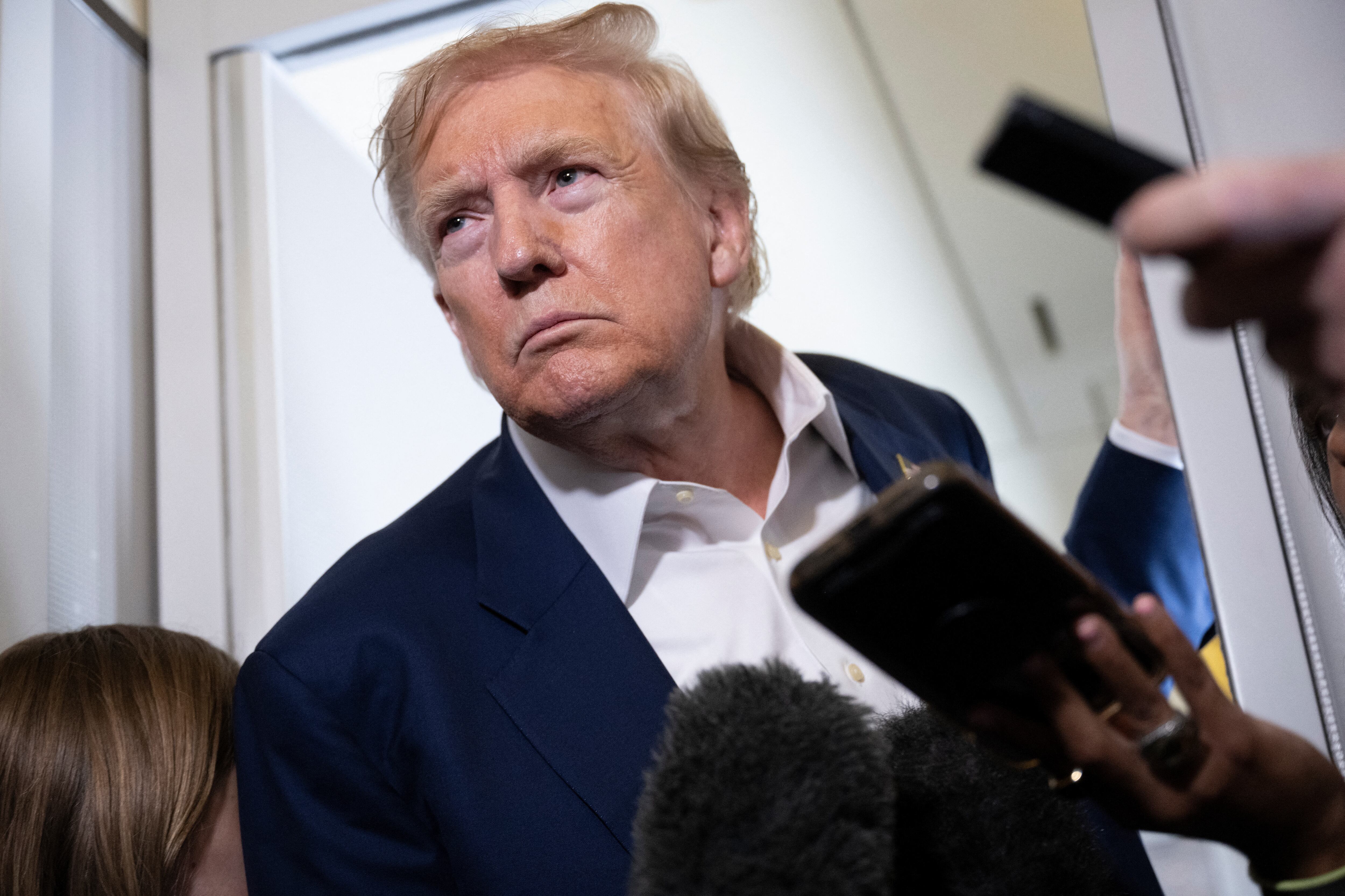 El presidente de EEUU, Donald Trump, escucha las preguntas de los periodistas a bordo del Air Force One sobre el Reino Unido el 29 de julio de 2025, mientras regresa a Washington tras un viaje a Escocia. (Foto de BRENDAN SMIALOWSKI/AFP vía Getty Images)