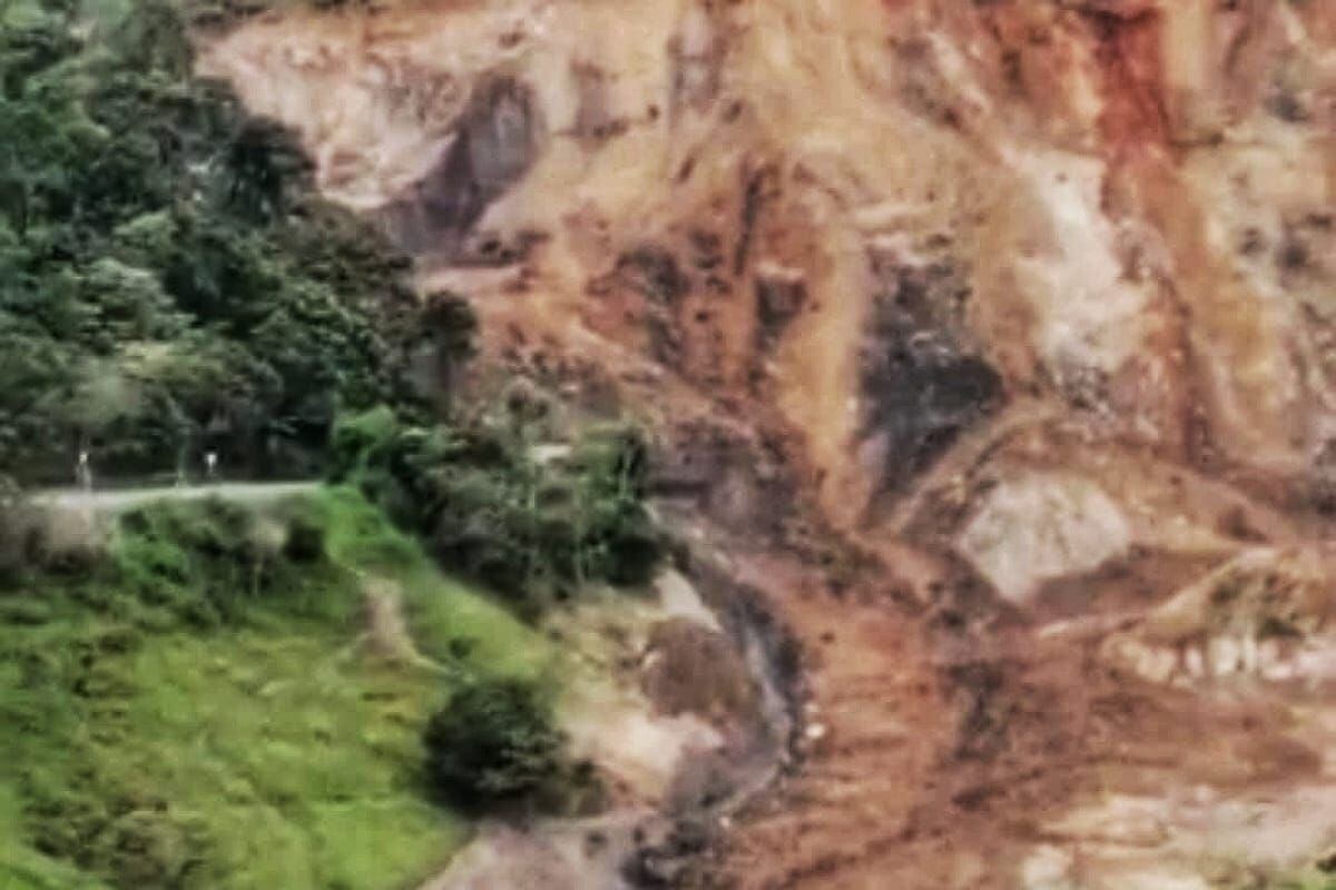 El reciente deslizamiento es el más grande registrado en los últimos cinco meses. Crédito: Bomberos de Rosas.
