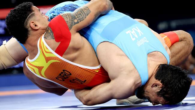 Paris (France), 06/08/2024.- Demeu Zhadrayev (blue) of Kazakhstan in action against Jair Alexis Cuero Munoz of Colombia in their Men Greco-Roman 77kg 1/8 final bout of the Wrestling competitions in the Paris 2024 Olympic Games, at the Champs-de-Mars Arena in Paris, France, 06 August 2024. (Francia, Kazajstán) EFE/EPA/YAHYA ARHAB