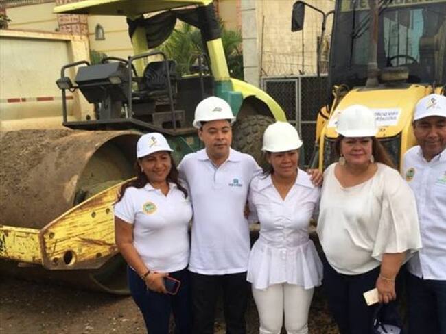 La alcaldesa Yolanda Wong junto al gerente de Edurbe, Bernardo Pardo, y la secretaria de infraestructura, Clara Calderón, durante la firma del convenio para la intervención de 21 vías en la ciudad. Foto: Alcaldía de Cartagena.