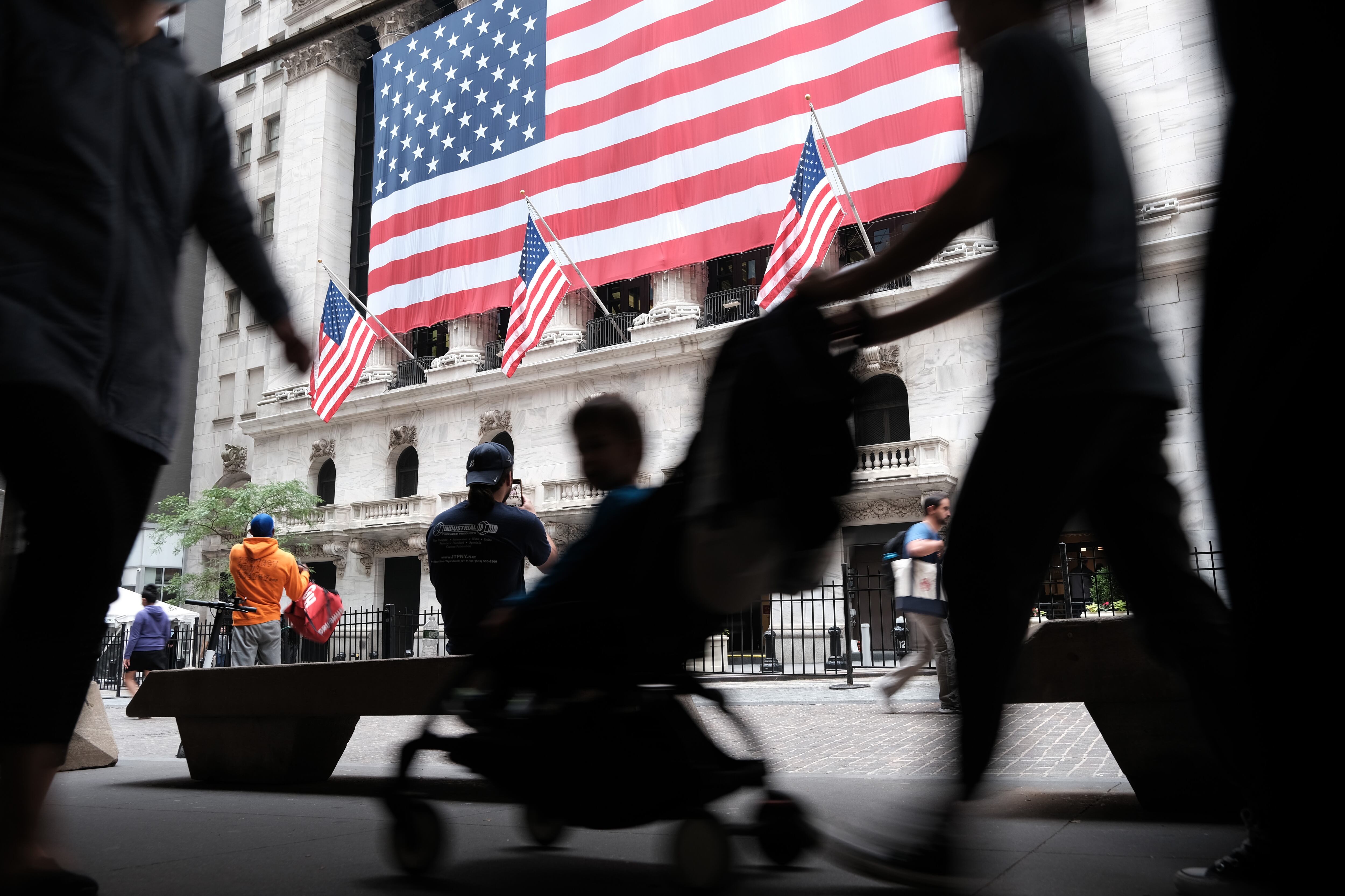 NEW YORK, NEW YORK - JUNE 03: People walk by the New York Stock Exchange (NYSE) at the start of the trading day on June 03, 2022 in New York City. A new jobs report released by the Labor Department this morning shows employers added 390,000 jobs in May. Stocks pointed lower ahead of the opening bell on Friday, putting indexes back into the red for the week.  (Photo by Spencer Platt/Getty Images)