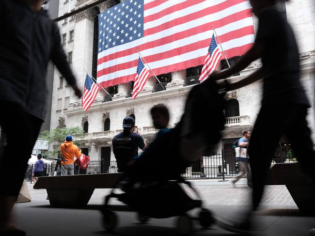 NEW YORK, NEW YORK - JUNE 03: People walk by the New York Stock Exchange (NYSE) at the start of the trading day on June 03, 2022 in New York City. A new jobs report released by the Labor Department this morning shows employers added 390,000 jobs in May. Stocks pointed lower ahead of the opening bell on Friday, putting indexes back into the red for the week. (Photo by Spencer Platt/Getty Images)
