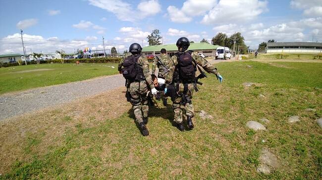 Un hombre que resultó herido fue evacuado y llevado a una clínica de Popayán. Foto: Ejército Nacional