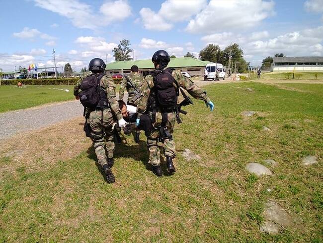 Un hombre que resultó herido fue evacuado y llevado a una clínica de Popayán. Foto: Ejército Nacional