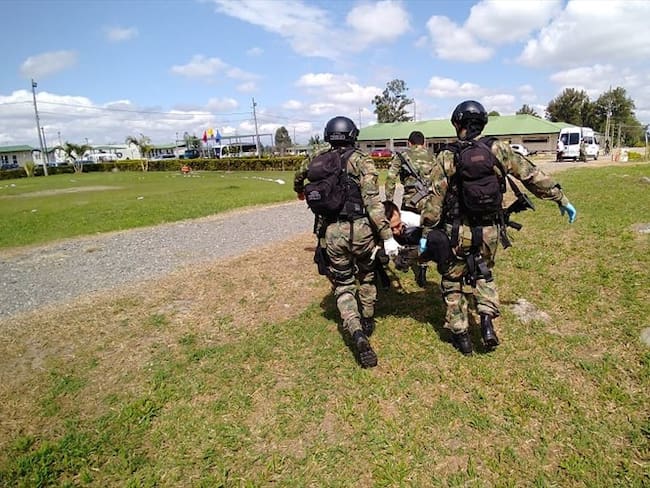 Un hombre que resultó herido fue evacuado y llevado a una clínica de Popayán. Foto: Ejército Nacional