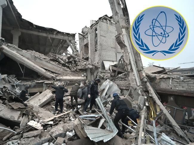 Ataques rusos en Ucrania. I Foto: Ukrinform/NurPhoto via Getty Images. Logo de la OIEA. I Foto: JOE KLAMAR/AFP via Getty Images.