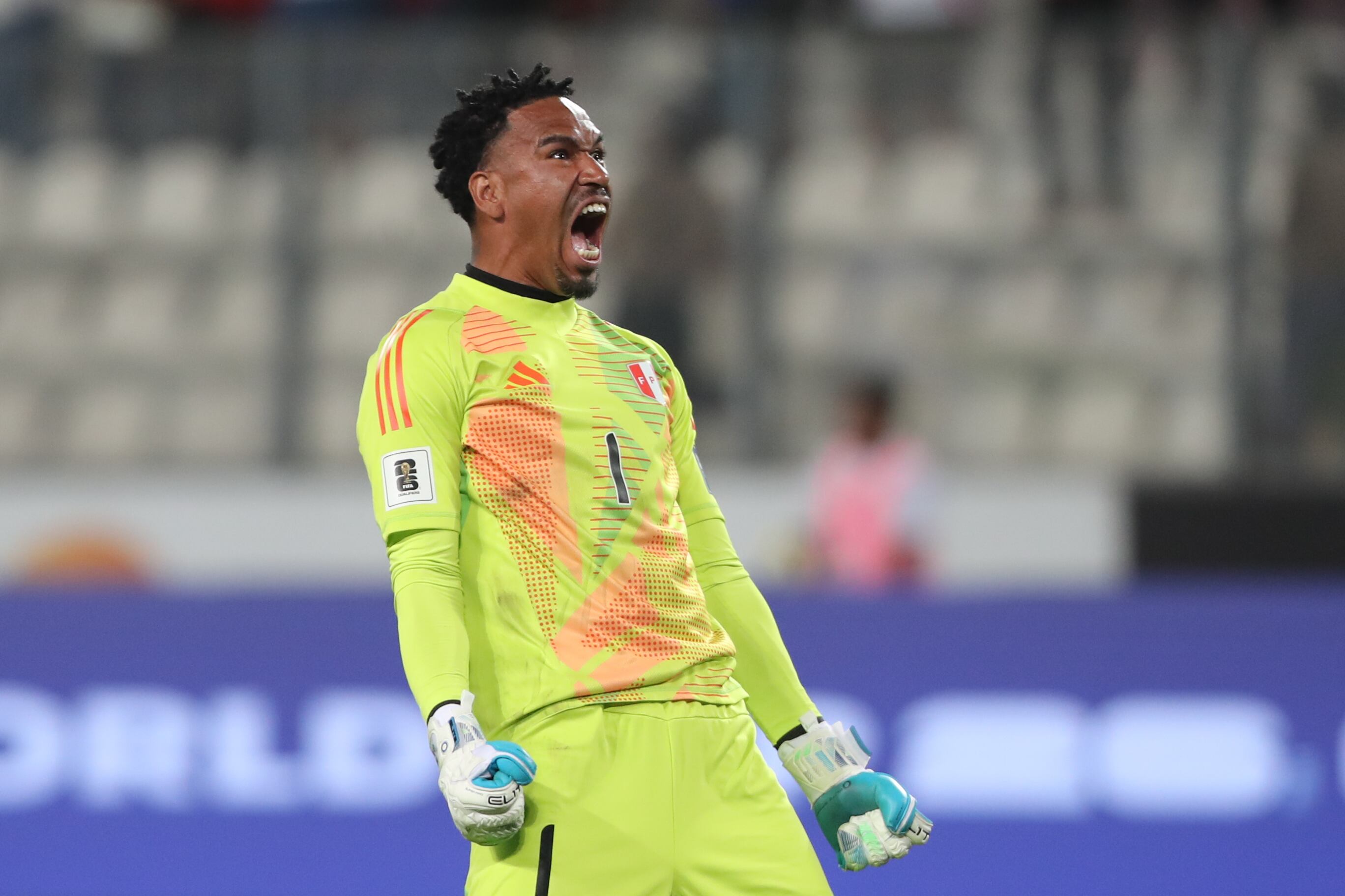 AMDEP3811. LIMA (PERÚ), 20/03/2025.- Pedro Gallese celebra un gol de Andy Polo de Perú este jueves, en un partido de las eliminatorias sudamericanas para el Mundial de 2026 entre las selecciones de Perú y Bolivia en el estadio Nacional del Perú (Perú). EFE/ Paolo Aguilar