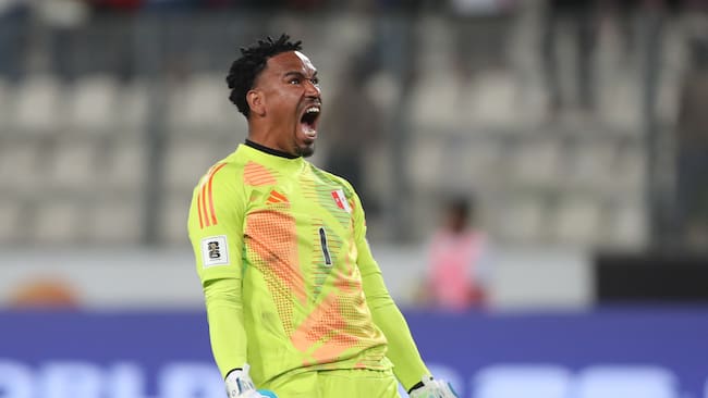 AMDEP3811. LIMA (PERÚ), 20/03/2025.- Pedro Gallese celebra un gol de Andy Polo de Perú este jueves, en un partido de las eliminatorias sudamericanas para el Mundial de 2026 entre las selecciones de Perú y Bolivia en el estadio Nacional del Perú (Perú). EFE/ Paolo Aguilar