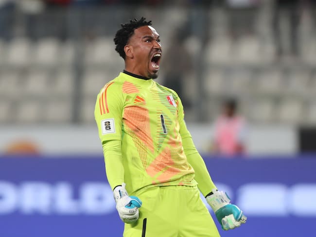 AMDEP3811. LIMA (PERÚ), 20/03/2025.- Pedro Gallese celebra un gol de Andy Polo de Perú este jueves, en un partido de las eliminatorias sudamericanas para el Mundial de 2026 entre las selecciones de Perú y Bolivia en el estadio Nacional del Perú (Perú). EFE/ Paolo Aguilar