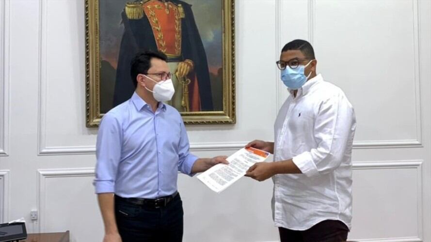 Richard Barros recibiendo de manos del gobernador Caicedo el decreto que lo nombraba como alcalde encargado. Foto: Gobernación del Magdalena