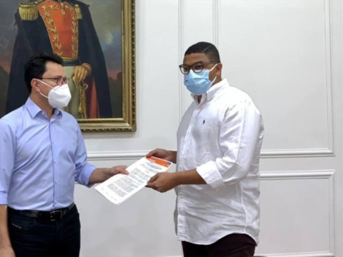 Alcalde despacha desde restaurante evitando la oficina para no cumplir una orden judicial