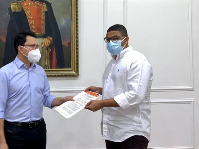 Richard Barros recibiendo de manos del gobernador Caicedo el decreto que lo nombraba como alcalde encargado. Foto: Gobernación del Magdalena