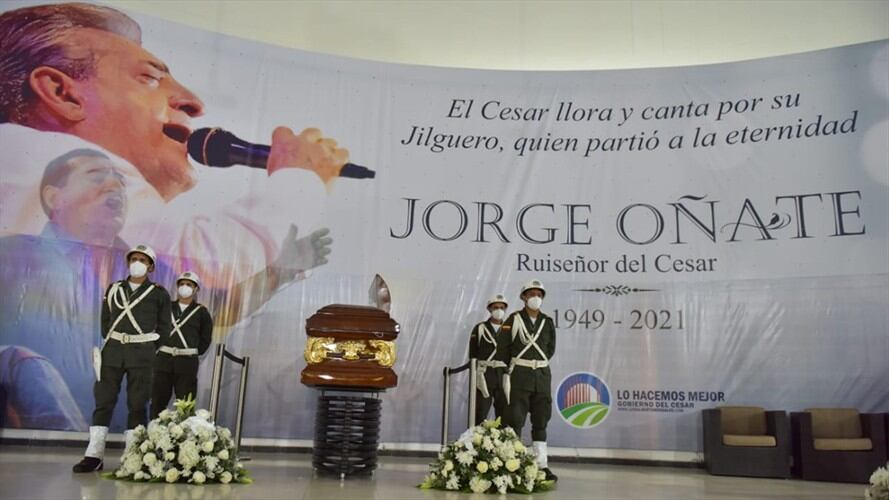 Entre lagrimas y canto se realizó homenaje póstumo a Jorge Oñate. Foto: Twitter: @GobDelCesar