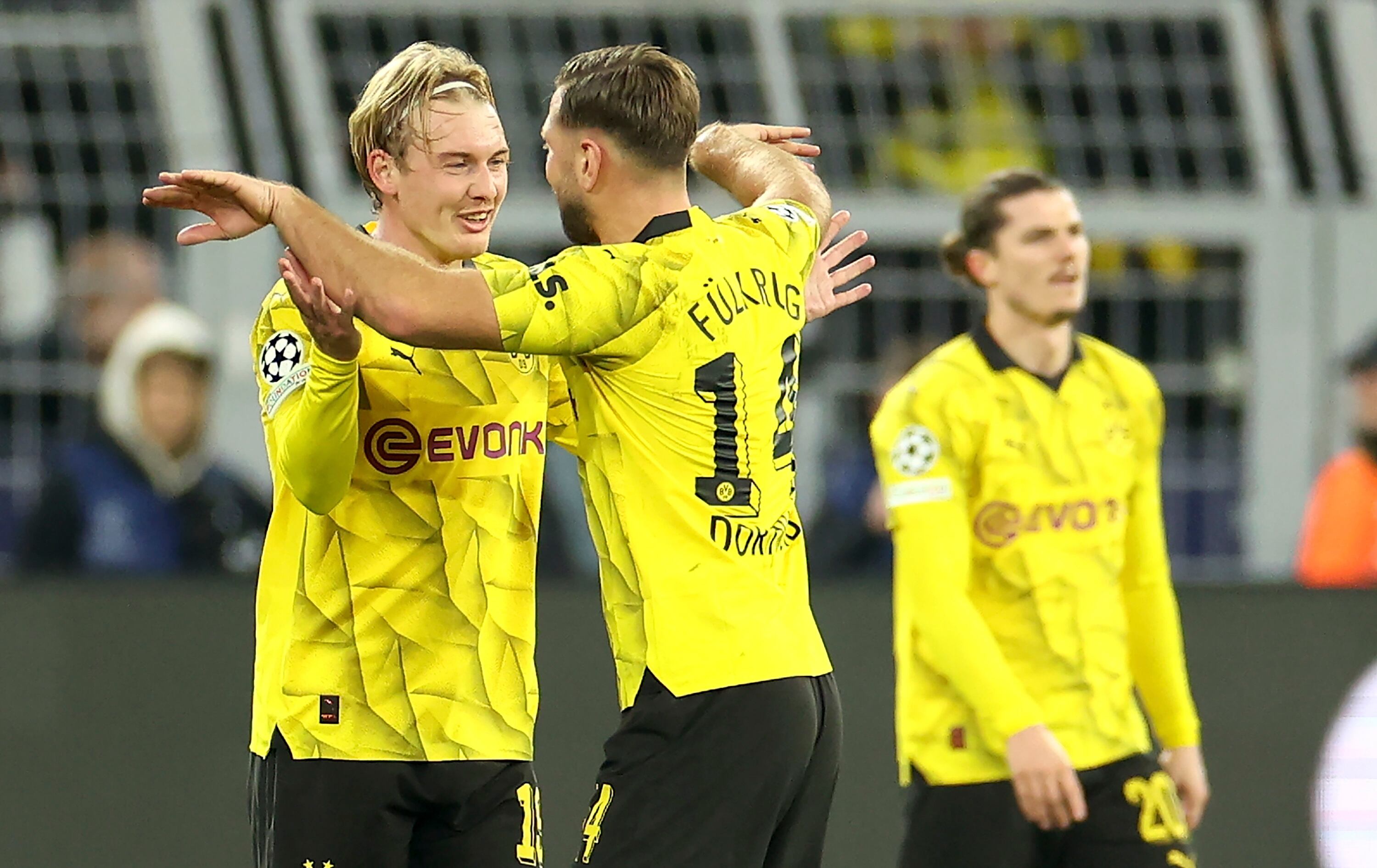 Julian Brandt (izquierda) de Borussia Dortmund celebra su gol en Champions frente a Newcastle. 7 de noviembre de 2023. Foto: EFE/EPA/CHRISTOPHER NEUNDORF