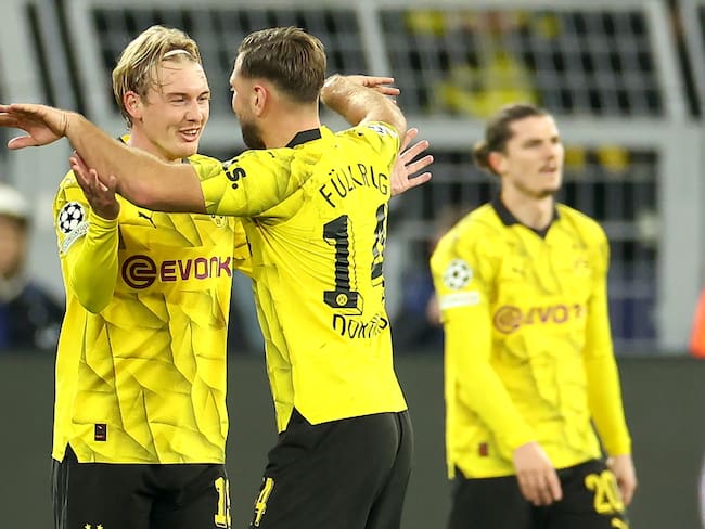 Julian Brandt (izquierda) de Borussia Dortmund celebra su gol en Champions frente a Newcastle. 7 de noviembre de 2023. Foto: EFE/EPA/CHRISTOPHER NEUNDORF