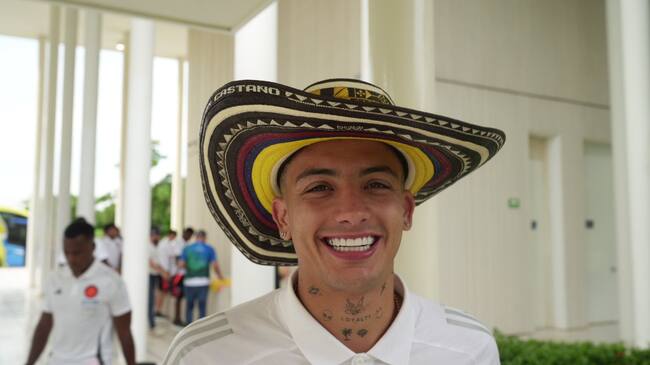Gobernador de Córdoba regaló el sombrero vueltiao’ a jugadores de la Selección Colombia. Foto: prensa Gobernación de Córdoba.