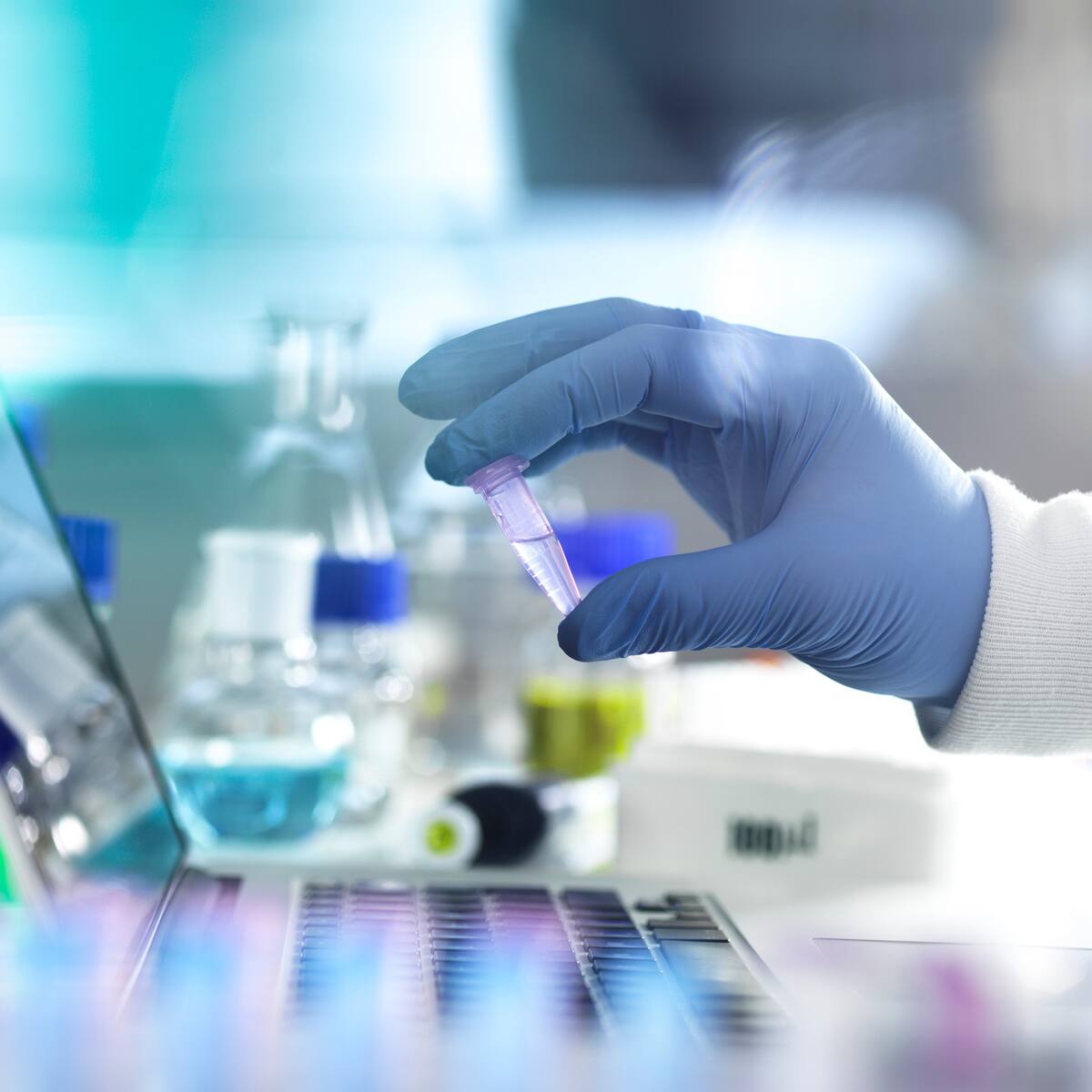 Millonaria multa a reconocido laboratorio por exceder precio de venta de medicamentos
