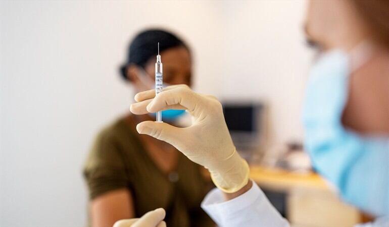 Imagen de referencia de vacunación contra el COVID-19. Foto: Getty Images / Luis Alvarez