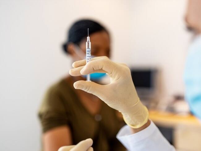 Imagen de referencia de vacunación contra el COVID-19. Foto: Getty Images / Luis Alvarez