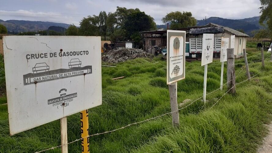 En el sector del Valle se observan las señales deterioradas que advierten de la tubería de oleoducto, poliducto y gasoducto.. Foto: La W