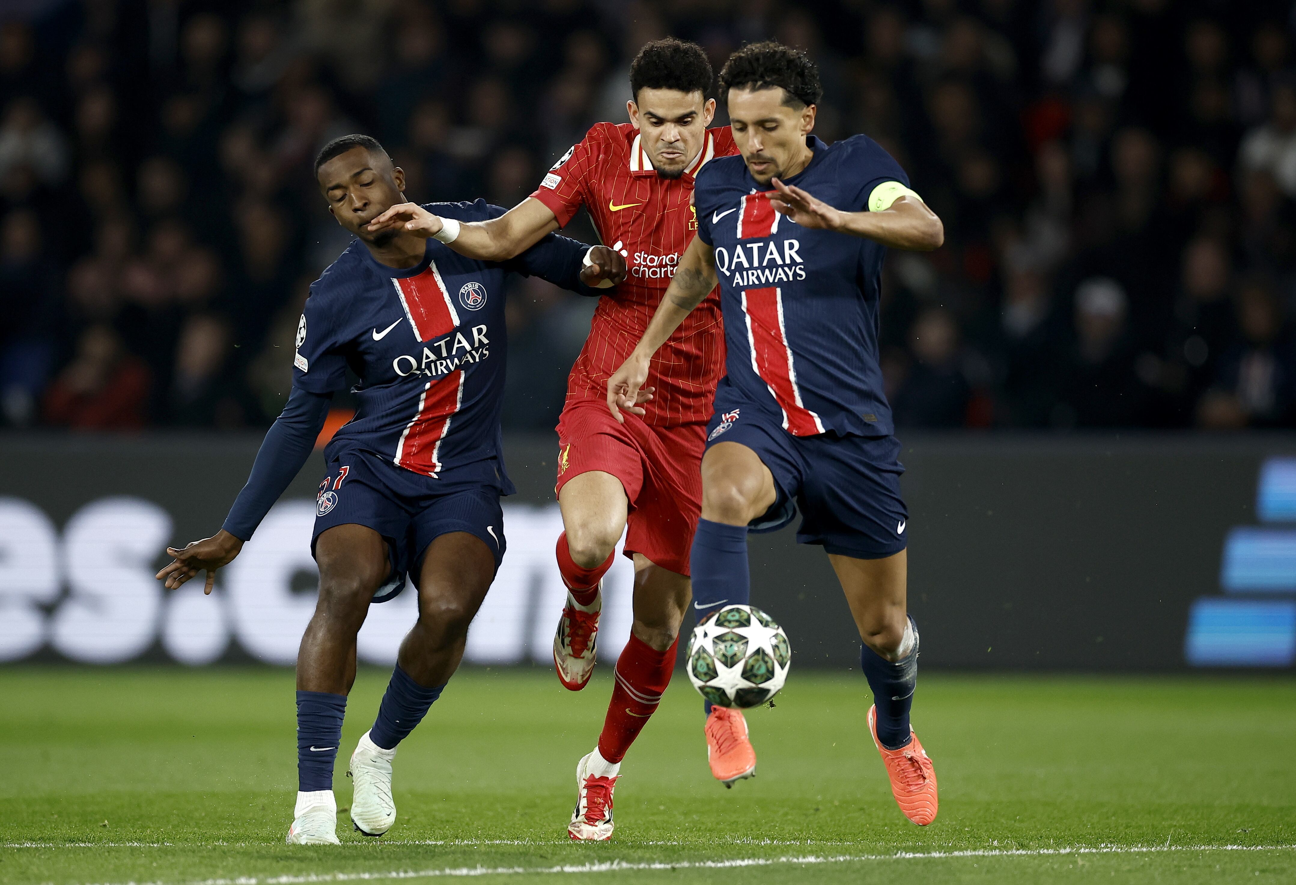 Marquinhos y Luis Díaz disputan un balón dividido en el partido de ida de los octavos de final de la Champions League. FOTO: EFE/EPA/YOAN VALAT