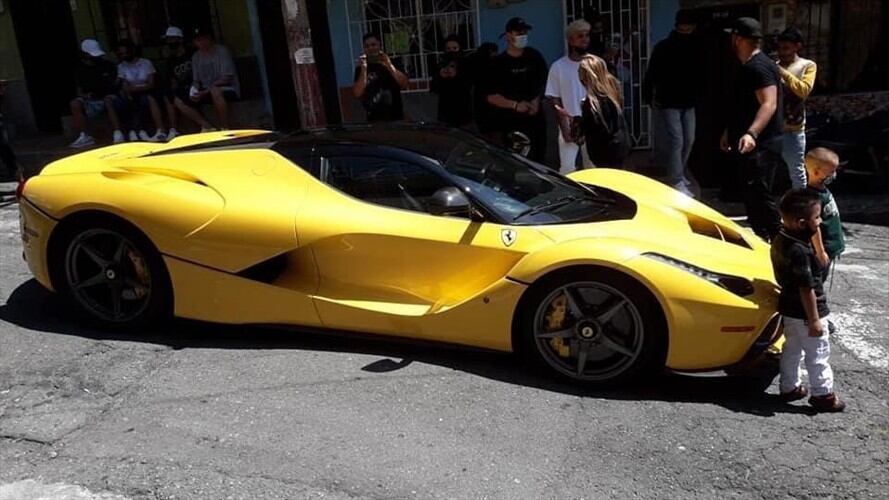 J Balvin regresó al barrio donde creció con lujoso Ferrari y fue blanco de críticas. Foto: Twitter @lernxcache