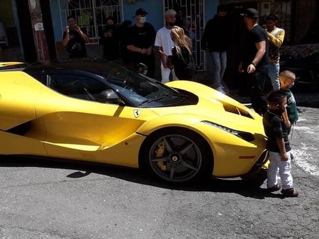 J Balvin regresó al barrio donde creció con lujoso Ferrari y fue blanco de críticas. Foto: Twitter @lernxcache