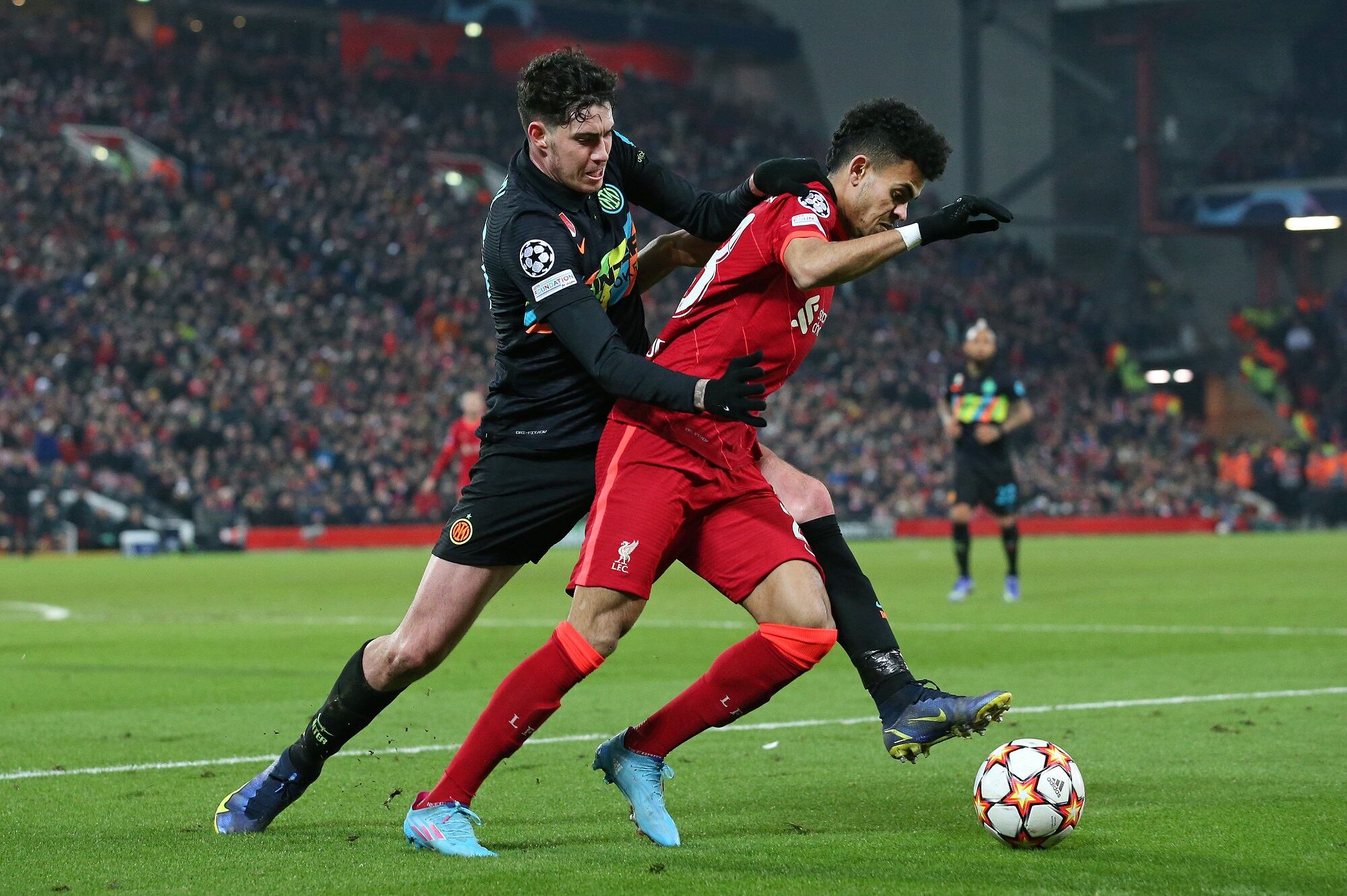 Alessandro Bastoni y Luis Díaz en el juego de Champions League entre Liverpool e Inter de Milán