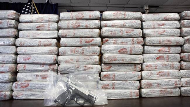 La fotografía muestra una pistola y casi 70 kilogramos de heroína durante una conferencia de prensa de la agencia antidrogas de EE.UU.. Foto: Associated Press - AP - Mark Lennihan