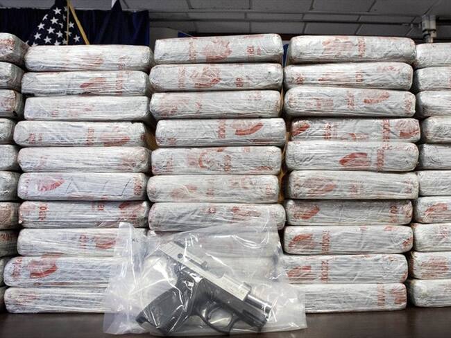La fotografía muestra una pistola y casi 70 kilogramos de heroína durante una conferencia de prensa de la agencia antidrogas de EE.UU.. Foto: Associated Press - AP - Mark Lennihan