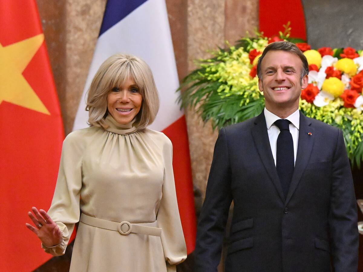 Esposa de Macron le dio un golpe en el rostro a Emmanuel durante su llegada a Vietnam