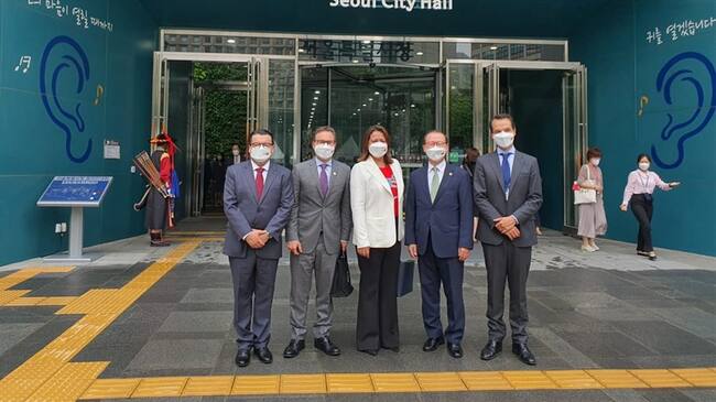 La ministra de Comercio, Industria y Turismo, María Ximena Lombana, se reunió con distintos gremios y sectores empresariales del país asiático. Foto: Presidencia