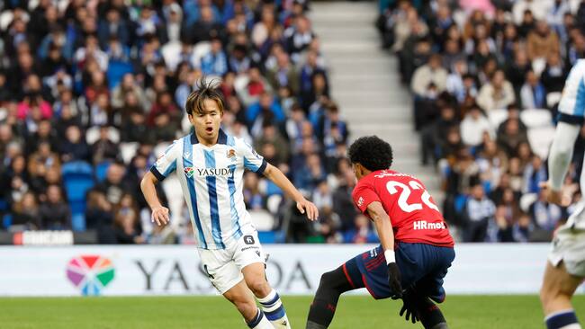 SAN SEBASTIÁN, 10/02/2024.- el delantero de la Real Sociedad Take Kubo (i) y el defensa del Osasuna Mojica durante el partido de la jornada 24 de LaLiga que la Real Sociedad y el Osasuna disputan este sábado en el Real Arena de San Sebastián. EFE/ Javier Etxezarreta