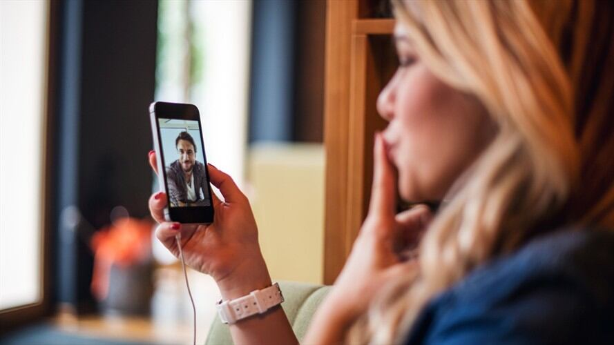 El aislamiento obligatorio ha cambiado nuestra rutinas, ¿cómo mantener una relación con alguien lejos y no terminar en el intento?. Foto: Getty Images