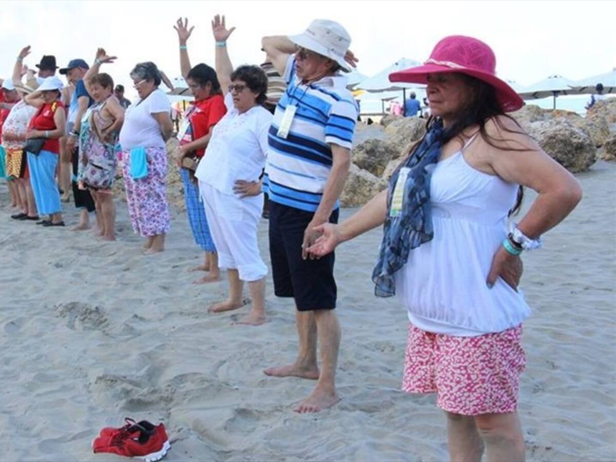 Abuelitos de Tocancipá por primera vez viajaron en avión y conocieron el mar