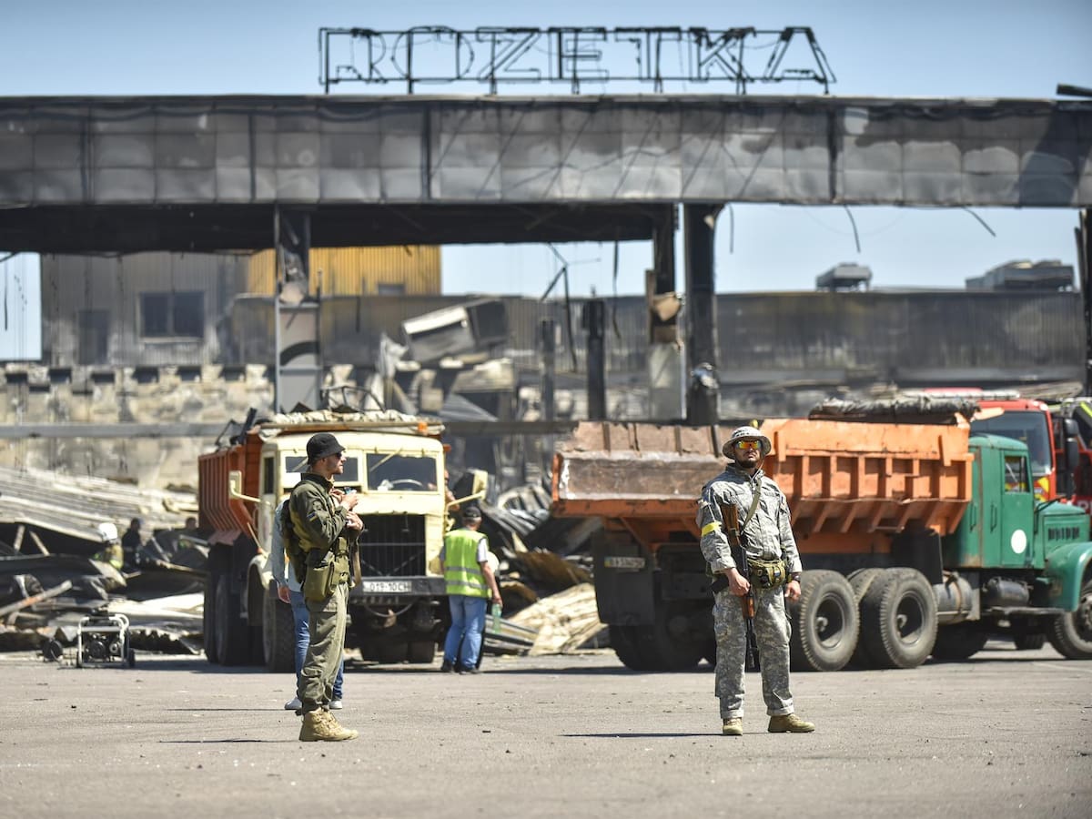 Ya son 18 los muertos en el ataque ruso a un centro comercial de Kremenchuk