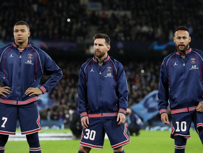 MANCHESTER, ENGLAND - NOVEMBER 24: Kylian Mbappe, Lionel Messi and Neymar of Paris Saint-Germain line up prior to the UEFA Champions League group A match between Manchester City and Paris Saint-Germain at Etihad Stadium on November 24, 2021 in Manchester, England. (Photo by Jan Kruger - UEFA/UEFA via Getty Images)