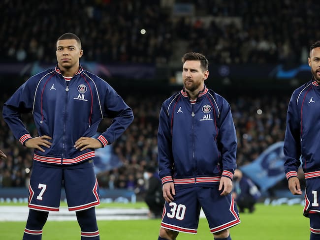 MANCHESTER, ENGLAND - NOVEMBER 24: Kylian Mbappe, Lionel Messi and Neymar of Paris Saint-Germain line up prior to the UEFA Champions League group A match between Manchester City and Paris Saint-Germain at Etihad Stadium on November 24, 2021 in Manchester, England. (Photo by Jan Kruger - UEFA/UEFA via Getty Images)