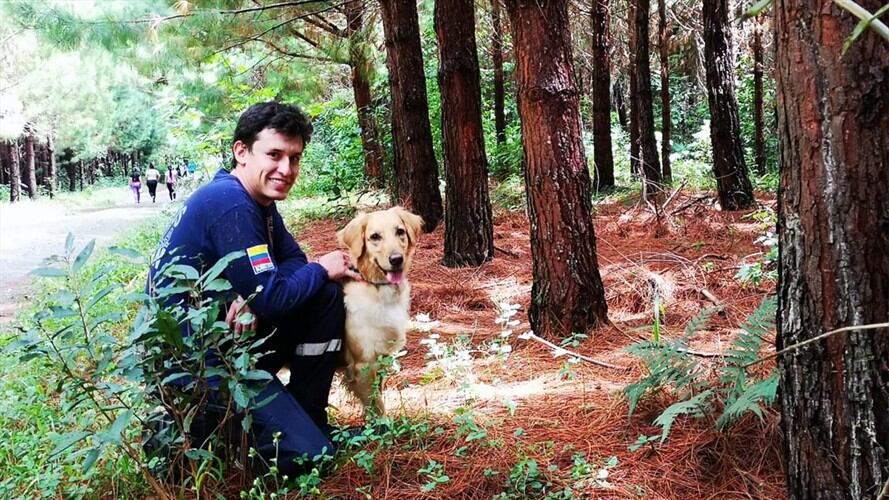 Masha y su guía, adscritos al Grupo K9 del Cuerpo de Bomberos Voluntarios de Popayán . Foto: Bomberos