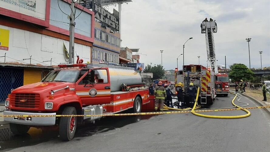 Oficiales del cuerpo de bomberos de Cali controlaron el siniestro. Foto: Cortesía