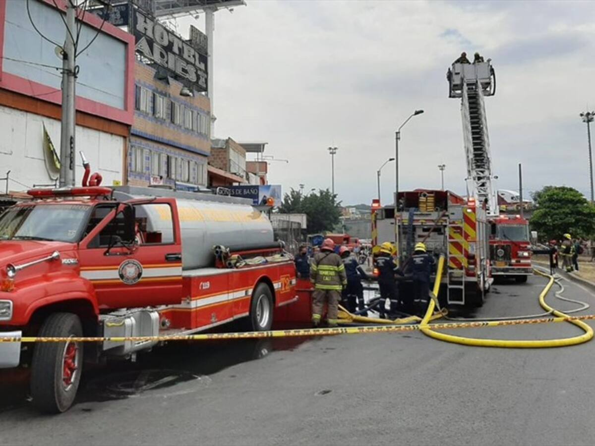 Bomberos de Cali rescatan a un hombre atrapado en un incendio estructural