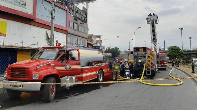 Oficiales del cuerpo de bomberos de Cali controlaron el siniestro. Foto: Cortesía