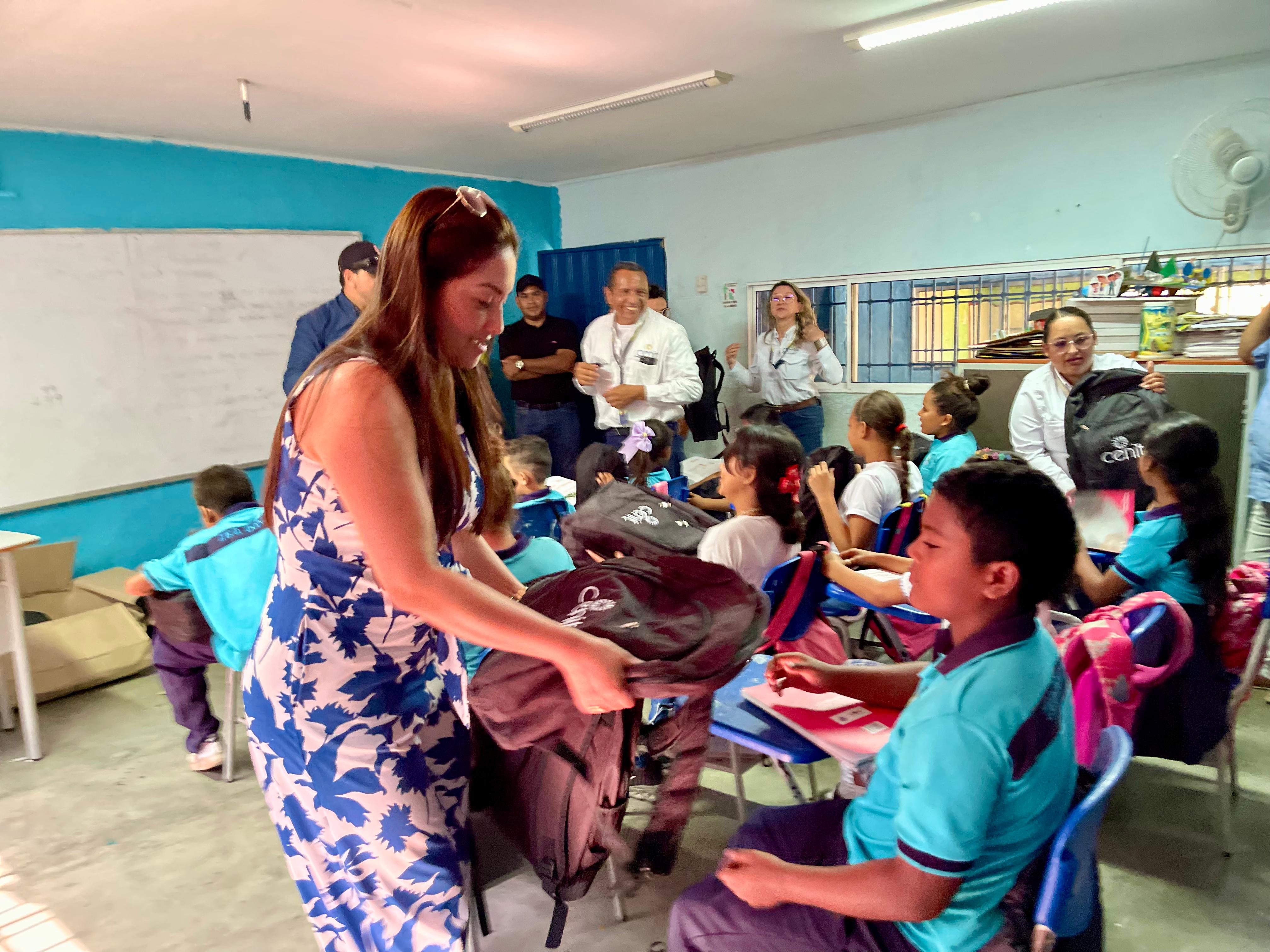 Entrega de kits escolares/ Alcaldía de Santa Marta