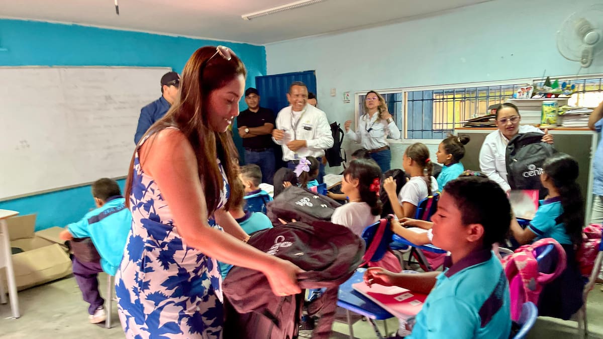 Entregan más de 2.800 kits escolares en IED de Don Jaca y Aeromar de Santa Marta