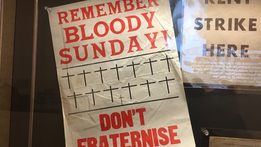 La gente pone pancartas que hacen alusión al Domingo Sangriento, el 28 de febrero de 2017 en Londonderry, Irlanda del Norte. Foto: Agencia Anadolu