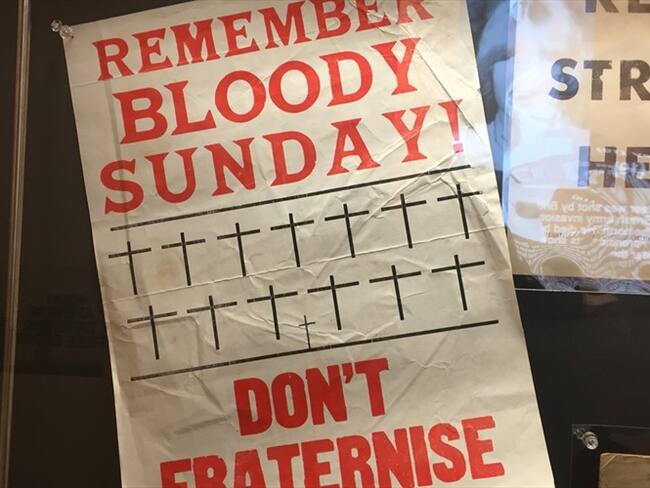 La gente pone pancartas que hacen alusión al Domingo Sangriento, el 28 de febrero de 2017 en Londonderry, Irlanda del Norte. Foto: Agencia Anadolu