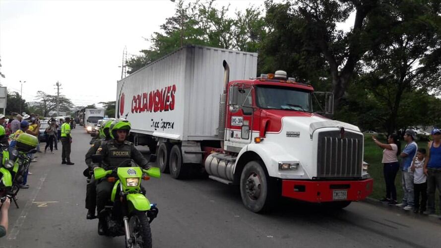 Llegan los camiones con ayuda humanitaria al puente internacional Tienditas. Foto: Audrey Carrillo