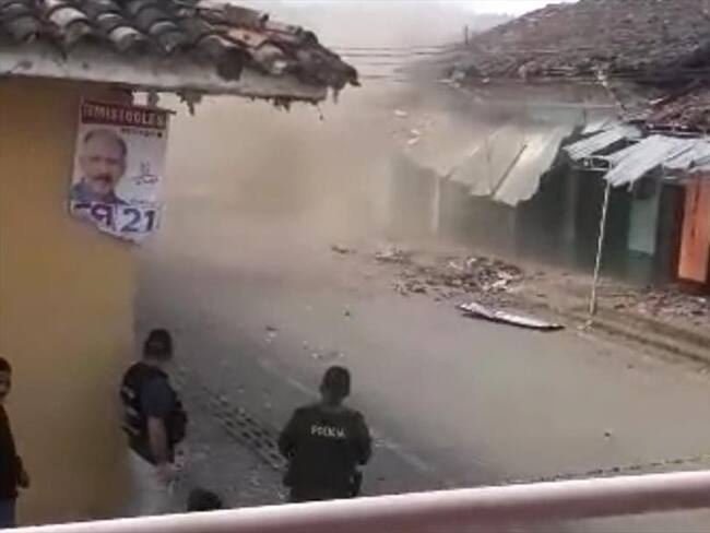 Expertos antiexplosivos de la Policía detonaron un artefacto en Caldono, Cauca. Foto: Habitantes de Siberia