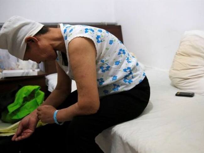 Refugiada del cáncer. Se llama Huang y viajó cientos de kilómetros en busca de un tratamiento que no existe en su pueblo. Pocos pasos la separan de un hospital que no puede pagar. Foto: REUTERS/KIM KYUNG-HOON, tomada de BBC Mundo.